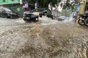 ketahui batas aman mobil saat melwati banjir